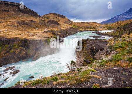 Der Salto Grande ist ein Wasserfall an der Paine Fluss, nach den Nordenskjold See, im Torres del Paine Nationalpark in Chile Stockfoto