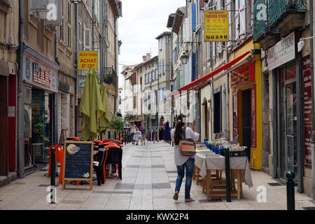 CASTRES, Frankreich - ca. Juli 2015 auf der Straße in der Altstadt Stockfoto