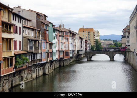 CASTRES, Frankreich - ca. Juli 2015 Häuser am Agout und Stockfoto