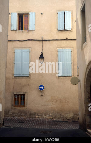 CASTRES, Frankreich - ca. Juli 2015 Straße in der Altstadt Stockfoto