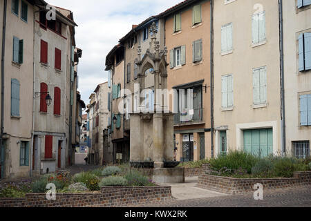 CASTRES, Frankreich - ca. Juli 2015 Straße mit Springbrunnen Stockfoto