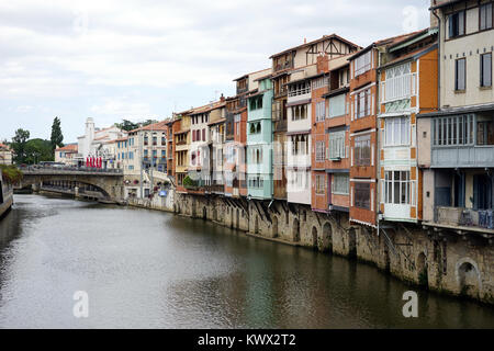 CASTRES, Frankreich - ca. Juli 2015 Häuser am Agout und Stockfoto