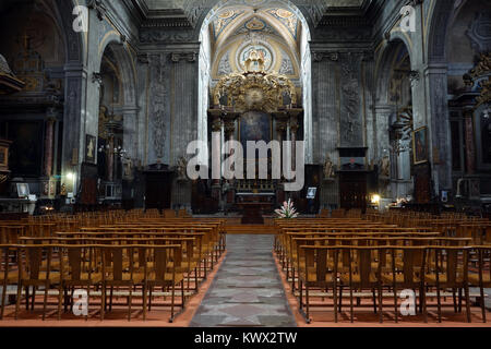 CASTRES, Frankreich - ca. Juli 2015 Stühle im Inneren der Kathedrale Stockfoto