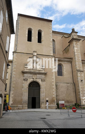 CASTRES, Frankreich - ca. Juli 2015 Eingang der Kathedrale Stockfoto