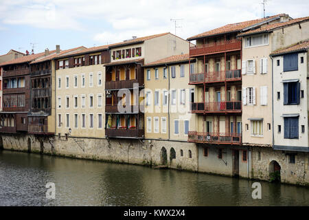 CASTRES, Frankreich - ca. Juli 2015 Häuser am Agout und Stockfoto