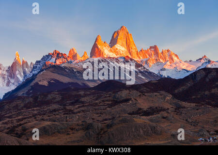 Monte Fitz Roy (auch bekannt als Cerro Chaltén) Antenne sunrise anzeigen. Fitz Roy ist ein Berg in der Nähe von El Chalten entfernt, im südlichen Patagonien, auf dem Bo Stockfoto