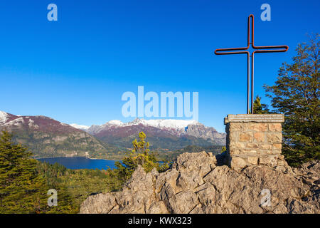 Denkmal in Cerro Campanario Aussichtspunkt in der Nähe von Bariloche in Nahuel Huapi Nationalpark, Patagonien in Argentinien. Stockfoto