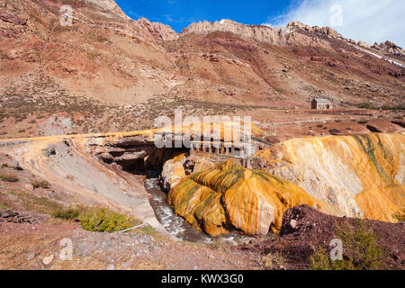 Die Inka Brücke "Puente del Inca" in Argentinien. Inka-Brücke ist ein natürlicher Felsbogen, der bildet eine Brücke über den Vacas-Fluss in der Provinz Mendoza, Argentinien Stockfoto