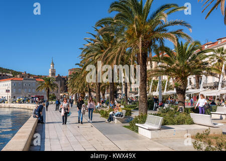 Touristen und Einheimische genießen Promenade Riva, Split, Kroatien Stockfoto