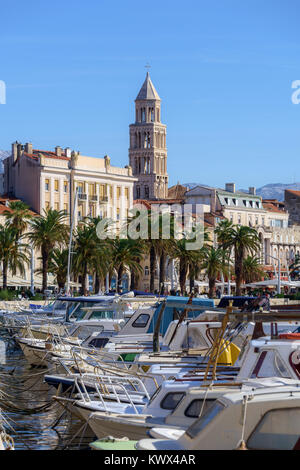 Fischerboote in der Nähe von Riva domniated vom Glockenturm der Kathedrale, Kroatien Stockfoto