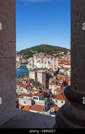 Luftaufnahme des Marjan aus St. Domnius Glockenturm, Split, Kroatien Stockfoto