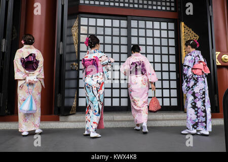 Japan, Tokio, Insel Honshu: Touristen, die traditionelle japanische Kleidung, hier vor einer Tür des Senso-Ji Tempel, im Stadtteil Asakusa Stockfoto