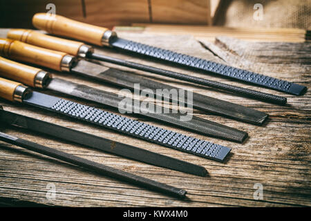 Alte hand Tools auf einem hölzernen Hintergrund Stockfoto