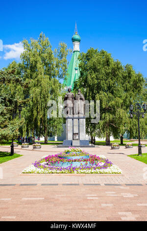 Denkmal für Prinz Yuri Vsevolodovich und Bischof Simon von Susdal in der Nähe der Erzengel Michael Kathedrale im Kreml Nischni Nowgorod, Russland. Stockfoto