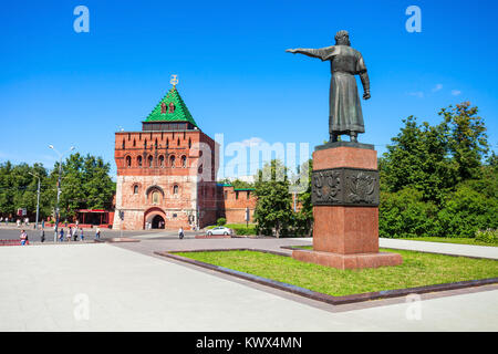 Kuzma Minin Monument und Turm von Demetrius (oder dmitrovskaya Turm) im Gebiet Nizhny Novgorod Kreml. Kreml ist eine Festung in der Altstadt Stockfoto