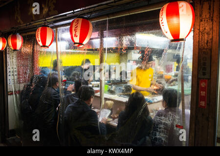 Japan, Tokio: Restaurant und Laternen in Shinjuku district Stockfoto