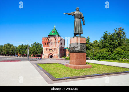 Kuzma Minin Monument und Turm von Demetrius (oder dmitrovskaya Turm) im Gebiet Nizhny Novgorod Kreml. Kreml ist eine Festung in der Altstadt Stockfoto