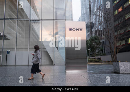 Japan, Tokio: junge Frau zu Fuß vorbei an der Sony-Zentrale in Shinagawa Bezirk Stockfoto