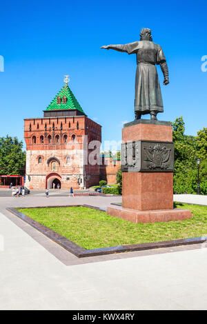 Kuzma Minin Monument und Turm von Demetrius (oder dmitrovskaya Turm) im Gebiet Nizhny Novgorod Kreml. Kreml ist eine Festung in der Altstadt Stockfoto