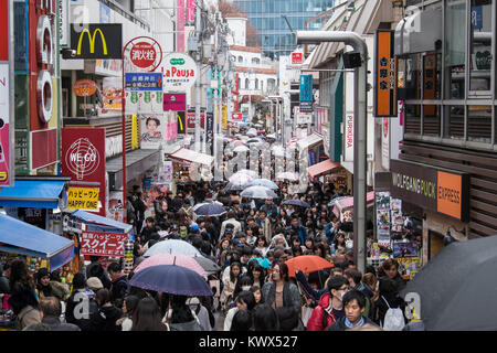 Japan, Tokio: Masse von Menschen in den Takeshita Dori Fußgängerzone, Harajuku Quartal Stockfoto