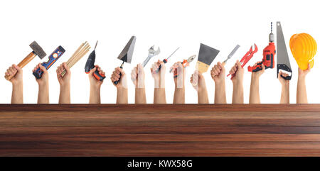 Hände halten Hand Tools auf weißem Hintergrund Stockfoto