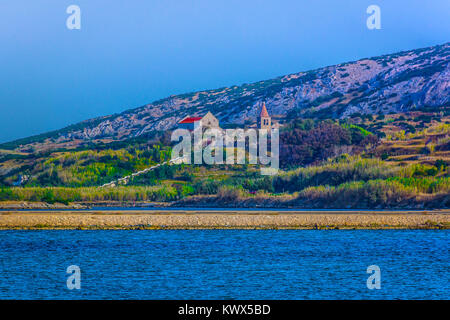 Seafront View ta Küste der Insel Pag in Kroatien, europäischen Sommer Ferienanlagen. Stockfoto