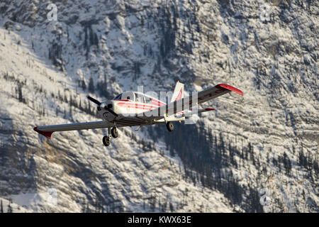 Ein leichtes Flugzeug durch die Berge in Jasper National Park in Alberta, Kanada fliegen. Stockfoto