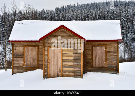 Eine Hütte in den ländlichen Alberta, die für die Wintersaison mit hölzernen Fensterläden geschlossen wurde und Sturm verschlossene Tür Stockfoto