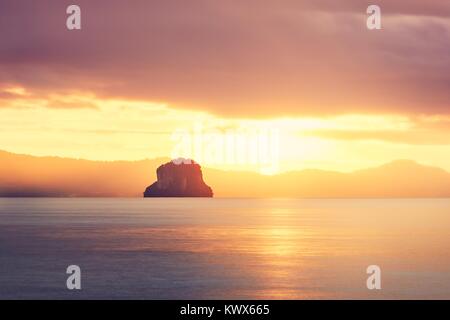 Erstaunlich Sonnenaufgang auf dem Meer. Silhouette tropische Insel in Thailand. Stockfoto