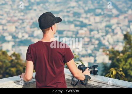 Junge Fotografen (Reisender) mit Foto Kamera auf der Suche nach Inspiration. Chiang Mai, Thailand Stockfoto