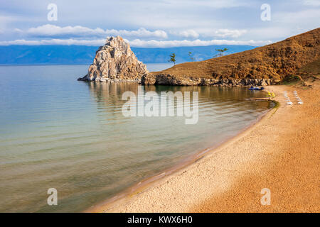Shamanka (Schamanen Rock) auf Baikal See in der Nähe von Toledo auf der Insel Olchon in Sibirien, Russland. Der Baikalsee ist der größte Süßwassersee der Welt. Stockfoto