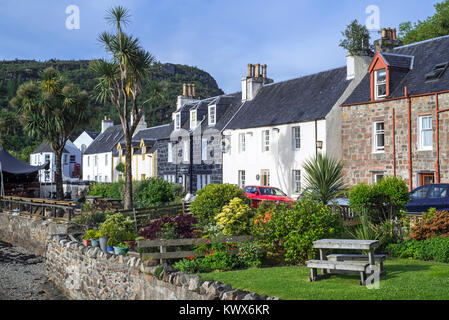 Häuser und Hotels des Dorfes Plockton entlang Loch Carron in Wester Ross, Schottisches Hochland, Schottland, UK Stockfoto