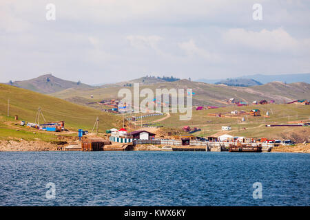 Blick von der Insel Olchon Baikalsee. Der Baikalsee ist der größte Süßwassersee der Welt. Stockfoto