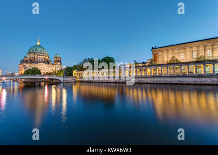 Museumsinsel und Kathedrale in Berlin in der Abenddämmerung Stockfoto