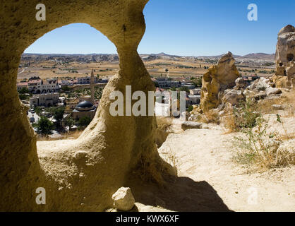 Blick aus der Höhle in die Moschee Chavushin. Die Türkei. Stockfoto