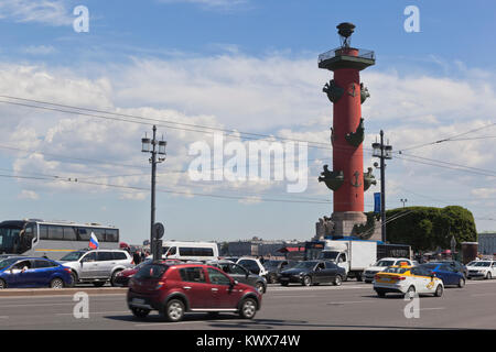 St. Petersburg, Russland - 17. Juni 2017: Autoverkehr auf dem Exchange Square vor dem Hintergrund des Rostralen Spalte in St. Petersburg Stockfoto