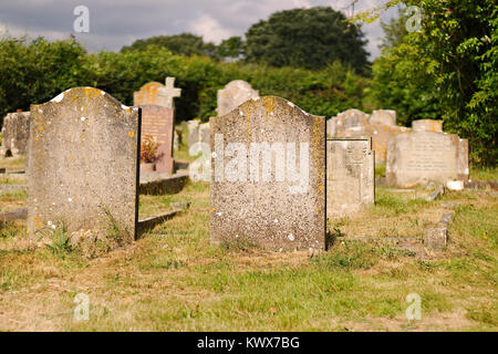 Zwei Grabsteine (kein Text) in einem typischen und traditionellen Friedhof. Stockfoto