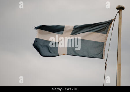 Der Cornish (Cornwall, Großbritannien) Fahne im Wind. Stockfoto