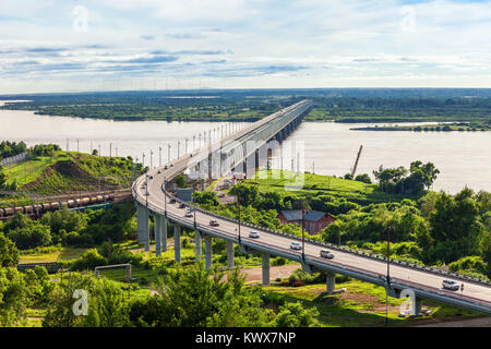 Chabarowsk Bridge ist eine Straßen- und Eisenbahnbrücke, die den Amur im östlichen Russland Kreuze Stockfoto