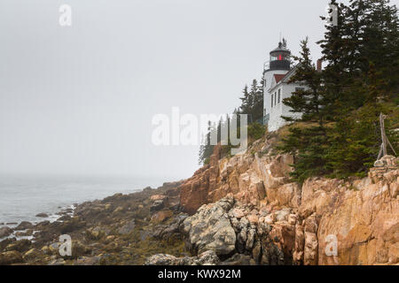 Der Bass Harbor Head Light Leuchtturm mit Blick auf den Atlantik von der Küste von Mount Desert Island. Acadia National Park, Maine Stockfoto