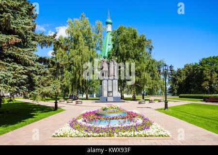 Denkmal für Prinz Yuri Vsevolodovich und Bischof Simon von Susdal in der Nähe der Erzengel Michael Kathedrale im Kreml Nischni Nowgorod, Russland. Stockfoto