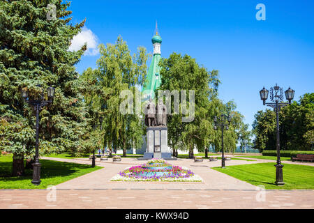 Denkmal für Prinz Yuri Vsevolodovich und Bischof Simon von Susdal in der Nähe der Erzengel Michael Kathedrale im Kreml Nischni Nowgorod, Russland. Stockfoto