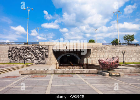 Plotinka Wehr am Fluss Iset in Jekaterinburg, Russland. Das Iset Fluss in Westsibirien fließt aus dem Ural durch das Gebiet Swerdlowsk, Kurgan und Tjumen Stockfoto