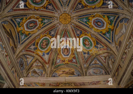 Die religiösen Komplex der Sacro Monte von Orta liegt auf dem Hügel oberhalb des Dorfes, mit Blick auf den Ortasee. Stockfoto