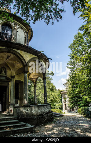 Die religiösen Komplex der Sacro Monte von Orta liegt auf dem Hügel oberhalb des Dorfes, mit Blick auf den Ortasee. Stockfoto