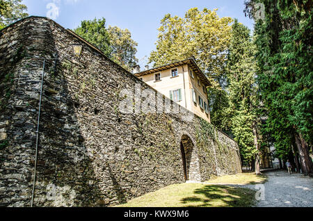 Die religiösen Komplex der Sacro Monte von Orta liegt auf dem Hügel oberhalb des Dorfes, mit Blick auf den Ortasee. Stockfoto