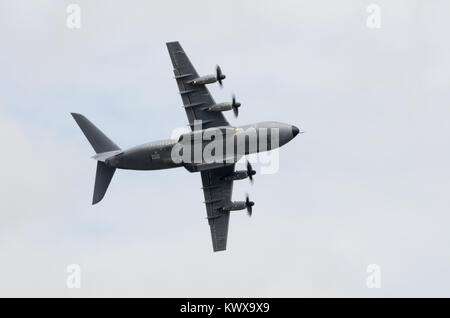 Ein Airbus A400M Atlas Transportflugzeuge fliegen mit dem Flugzeug an der Unterseite sichtbar. Stockfoto