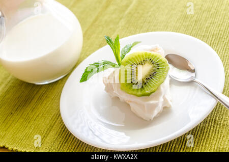 Pavlova Meringue mit Kiwis Schichten Stockfoto