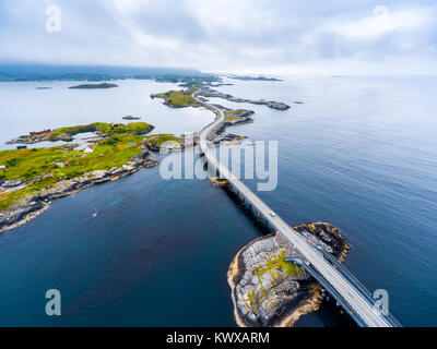 Atlantic Ocean Road oder der Atlantikstraße (Atlanterhavsveien) wurde den Titel als "Norwegischen Bauwerk des Jahrhunderts" ausgezeichnet. Die Straße als eingestuft Stockfoto