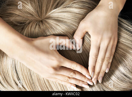 Herzschild auf das blond Haarteil Stockfoto